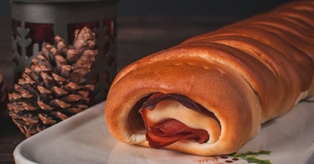 Ham bread stuffed with cooked ham, raisins and olives, typical of Venezuela at parties