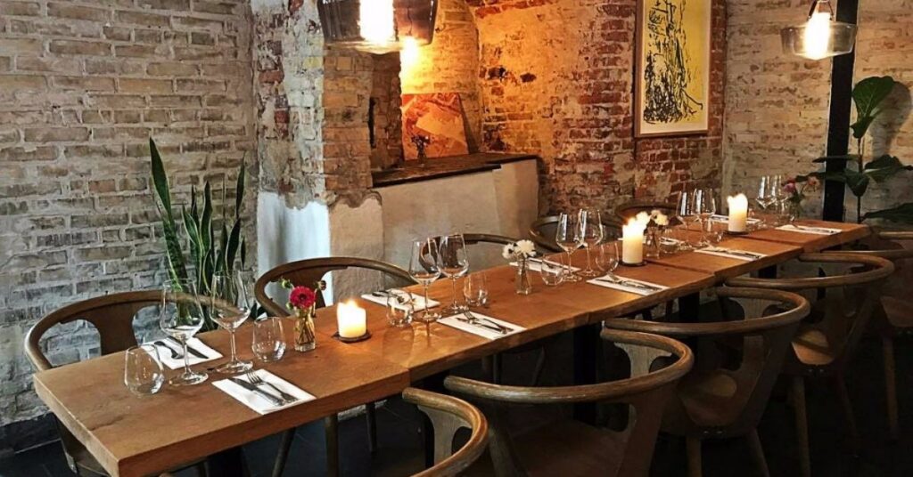 ]Garden Restaurant & Bar[