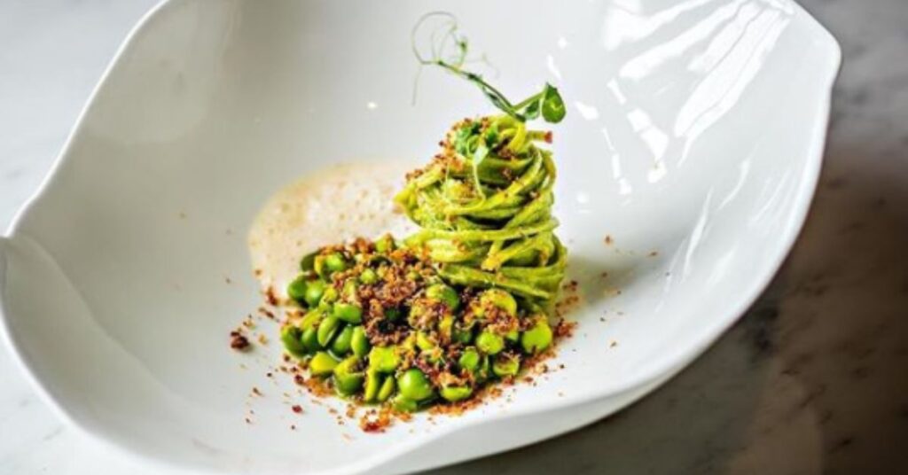 Spaghetti with green peas and Iberian ham